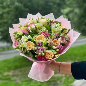 Розовый букет альстромерий и кремовых роз