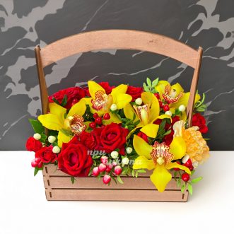 Красные розы и желтые орхидеи в ящичке Красные розы и желтые орхидеи в ящичке