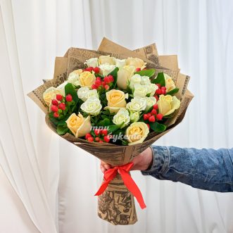 Букет кремовых и белых роз в крафте