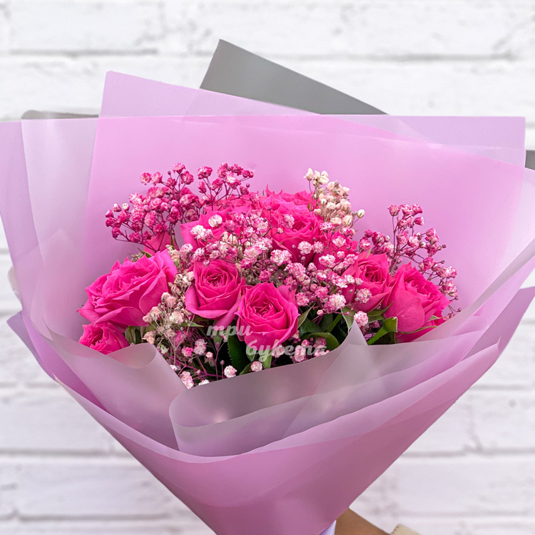 Розовый букет кустовых роз и гипсофилы (крупный план)