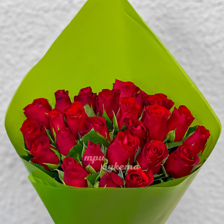Зеленый букет из 25 красных роз (крупный план)