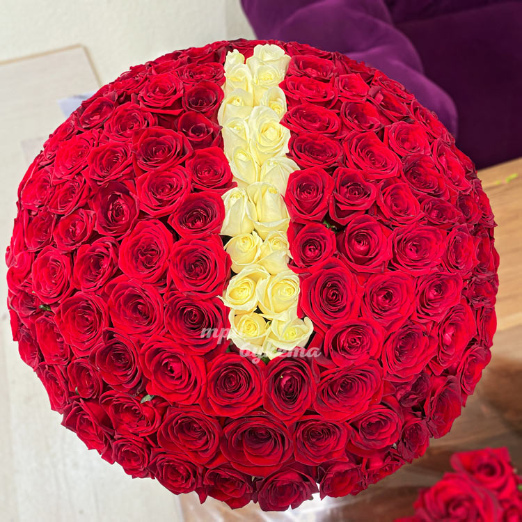 Шляпные коробки роз с признанием в любви (буква I)