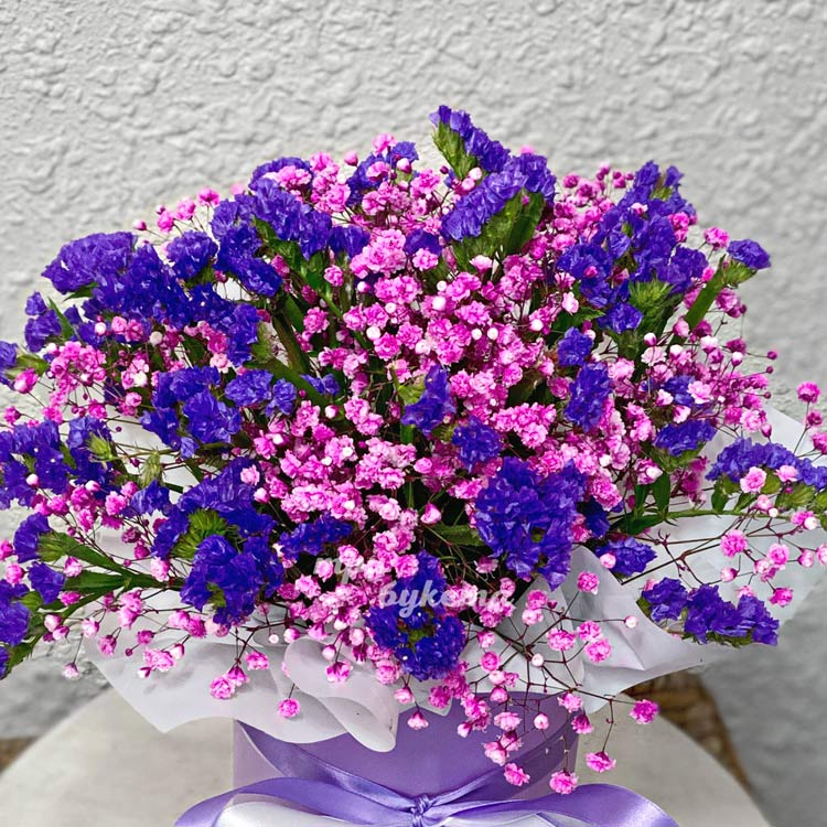 Коробочка с розовой гипсофилой и статицей (крупный план)