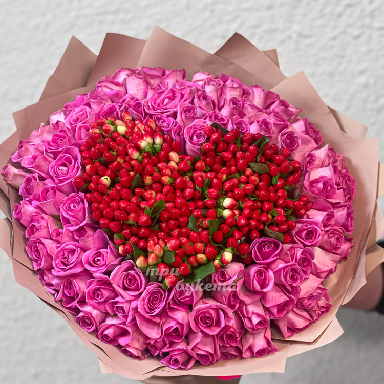 Сердце из ягод гиперикума в розовых розах (крупный план)
