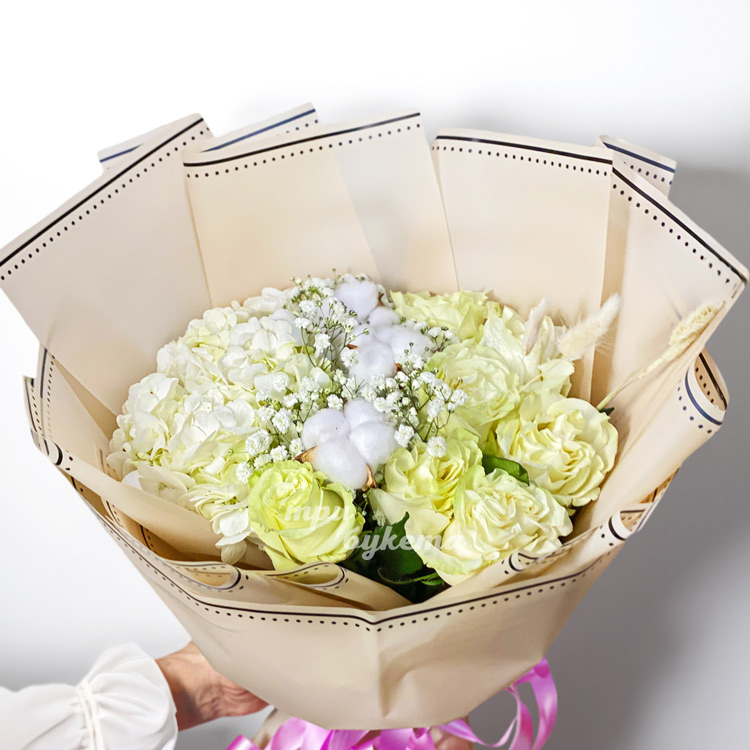 Белый букет пионовидных роз с гортензией (крупный план)