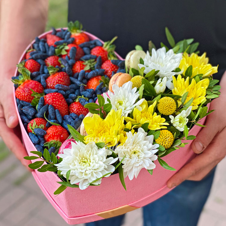 Коробка-сердце с клубникой и хризантемами (в руках флориста)