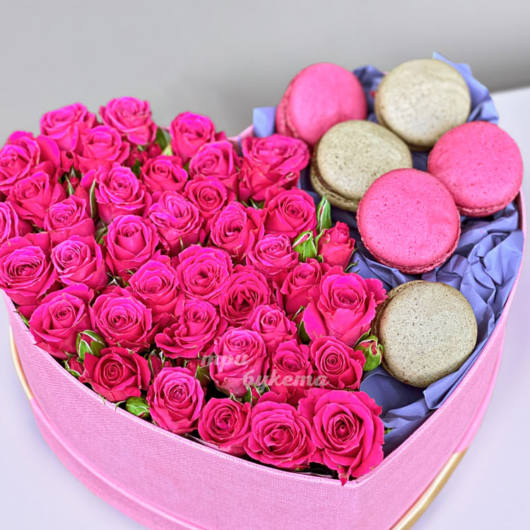 Розовые розы с макарунами в коробке-сердце (крупный план)
