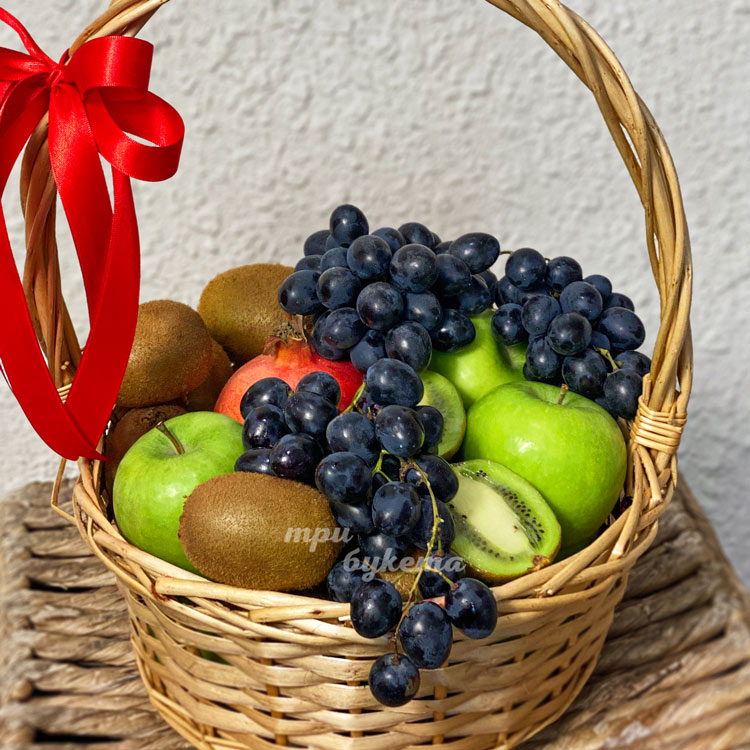 Виноград, яблоки и киви в корзине (крупный план)
