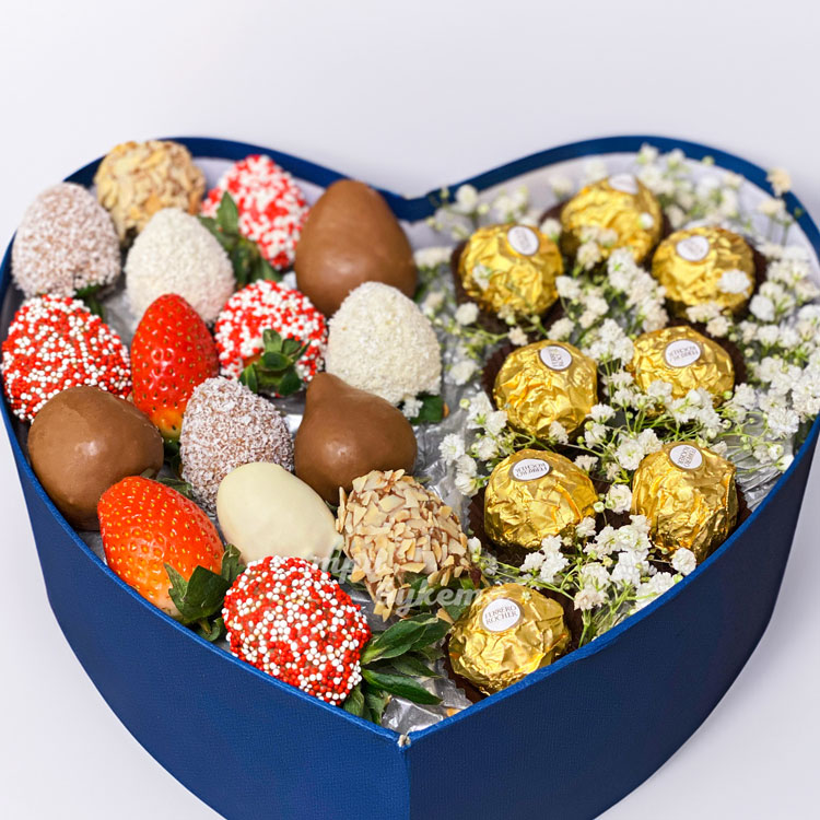 Коробка-сердце с клубникой и конфетами (крупный план)