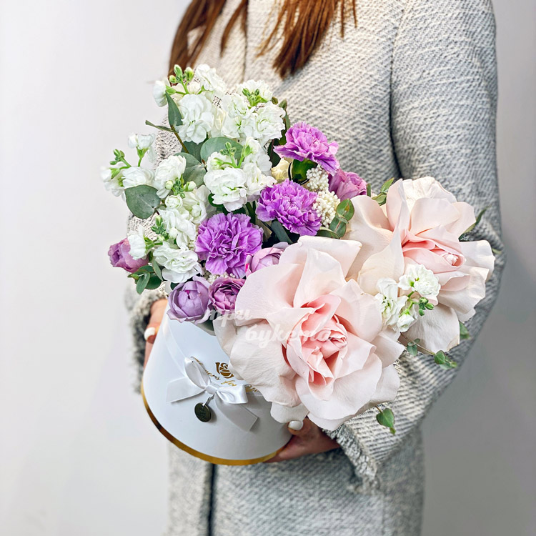 Коробка белых маттиол и сиреневых гвоздик (вид сверху)