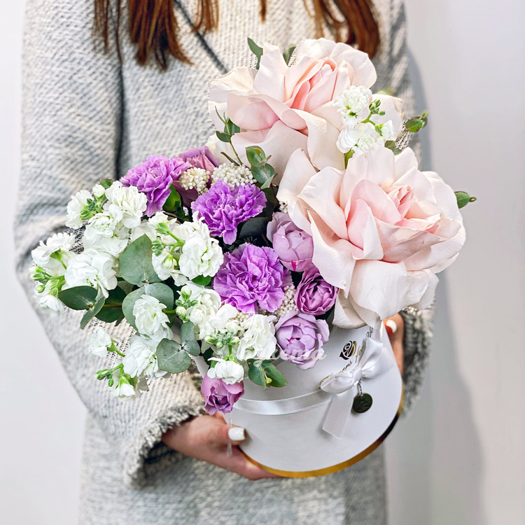 Коробка белых маттиол и сиреневых гвоздик (в руках флориста)