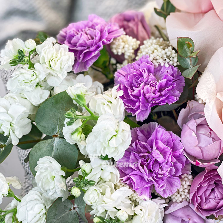 Коробка белых маттиол и сиреневых гвоздик (крупный план)