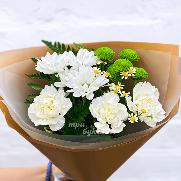 Мини-букет из хризантем, гвоздик и ромашек (крупный план)