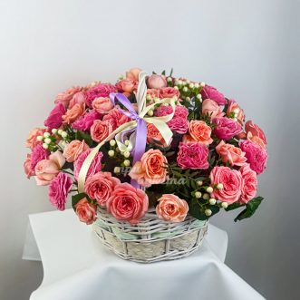 Корзина розовых кустовых роз с гиперикумом
