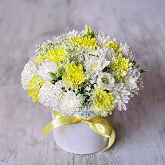 Шляпная коробка белых и желтых хризантем