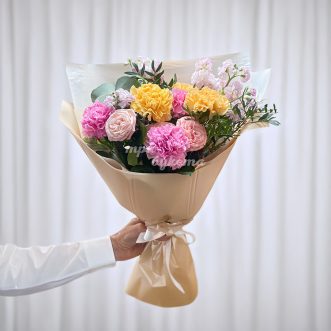 Букет ярких гвоздик, роз и маттиол