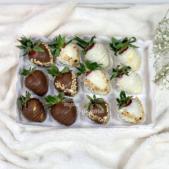 Коробка из клубники в шоколаде с орешками