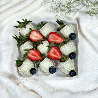 Коробка клубники в белом шоколаде с голубикой