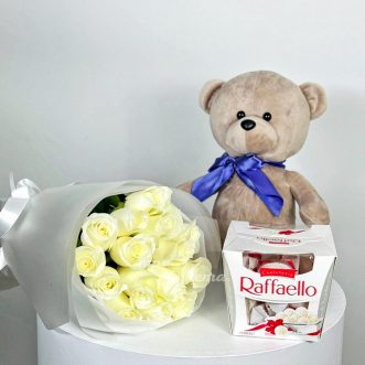 Набор из мягкой игрушки, конфет и 15 белых роз